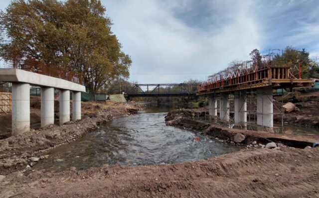 Nuevo puente en Santa Rosa: la obra avanza y ya se levantan las columnas de la estructura principal-La Ola Digital