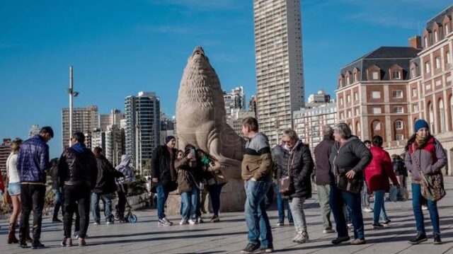 El fin de semana largo con menor movimiento turístico de 2026 movilizó a casi un millón de personas-La Ola Digital