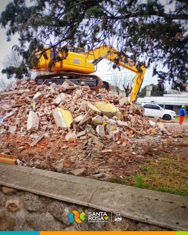 Comenzó la demolición de la vieja comisaría de Santa Rosa-La Ola Digital