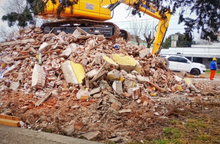 Comenzó la demolición de la vieja comisaría de Santa Rosa