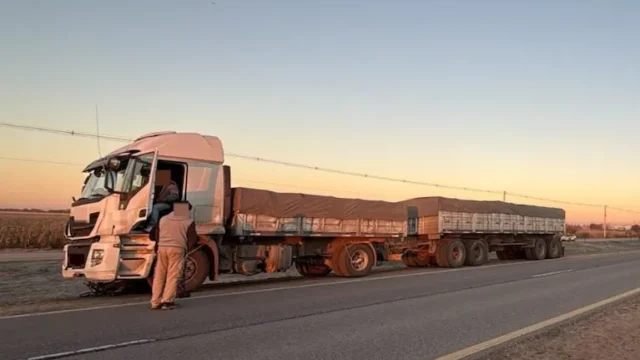 Un motociclista murió tras chocar contra un camión