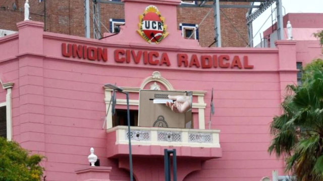 La oposición interna de la UCR cordobesa rechazó una alianza con Milei-La Ola Digital