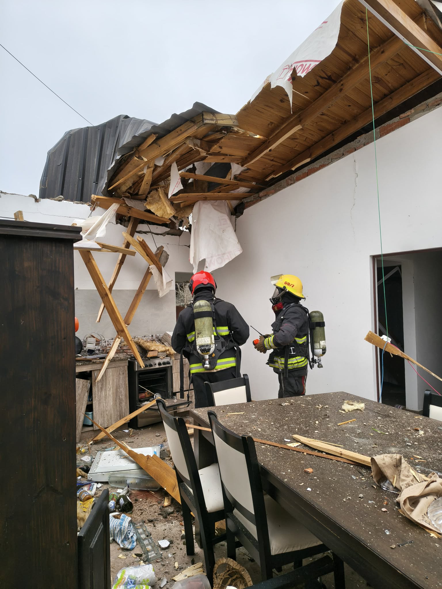 ¡Estruendo y susto en Villa del Dique! Explotó una vivienda-La Ola Digital