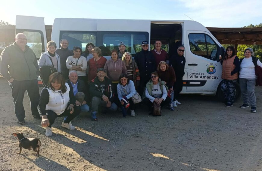 28 jubilados de Villa Amancay disfrutaron de una jornada en las Termas del Durazno