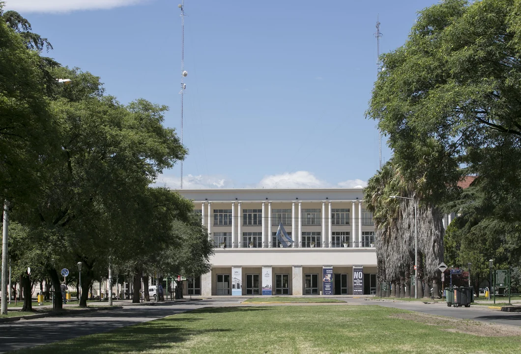 Docentes y no docentes realizan paro de 48 horas