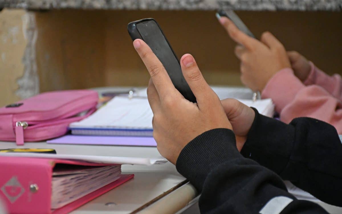 El uso de celulares en los colegios: ¿qué está haciendo el Ministerio de Educación Provincial?-La Ola Digital