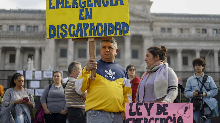El hombre de 42 años fue detenido en Ampliación Urca mientras exigía el pago de tarifas a conductores sin autorización municipal. Un hombre de 42 años fue detenido este sábado por la mañana en barrio Ampliación Urca, acusado de cobrar por el estacionamiento de vehículos sin contar con habilitación municipal. El procedimiento se realizó en inmediaciones de Lucas de Figueroa y Mendoza al 800, donde personal policial encontró al sospechoso mientras hacía estacionar a distintos conductores y les cobraba una tarifa. Según informó la fuerza, el hombre no tenía autorización para realizar esa actividad. Durante la detención, los efectivos le secuestraron una suma de dinero en efectivo y un aerosol de gas pimienta. La Policía difundió un video del procedimiento en el que se observa al hombre, sin vestimenta identificatoria, guiando a automovilistas para estacionar y cobrando por el servicio.