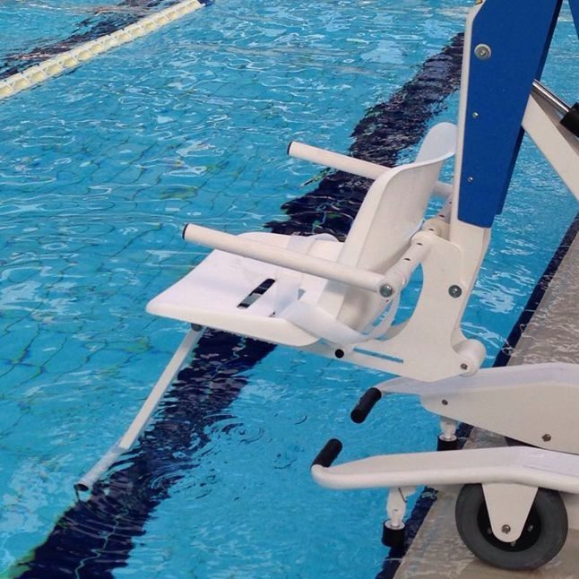 Villa del Dique incorporó una nueva grúa accesible para la pileta-La Ola Digital