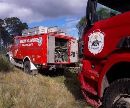 Incendio en Villa Yacanto: el fuego fue contenido y continúa el trabajo de los bomberos