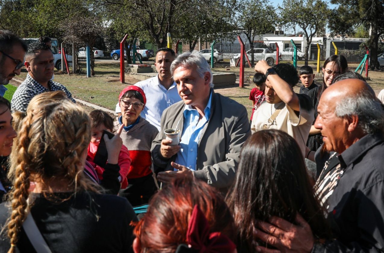 Capital: Llaryora recorrió la puesta en valor de dos plazas en barrios de la ciudad