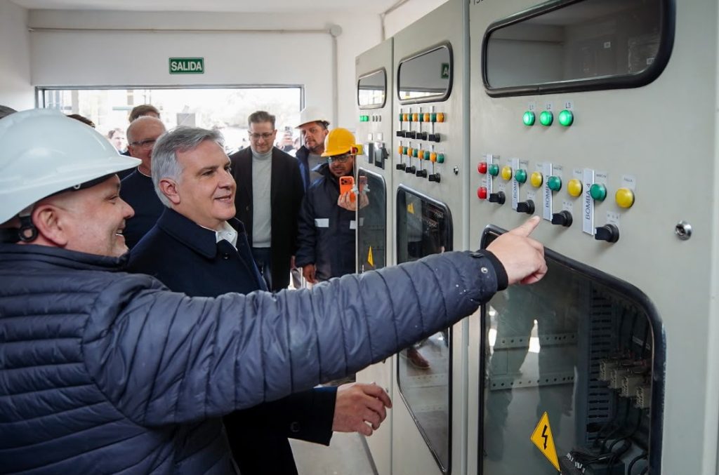 Llaryora inauguró la obra de saneamiento cloacal de Almafuerte-La Ola Digital