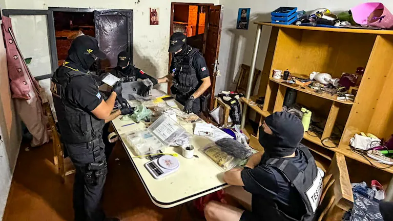 Cayó banda que vendía drogas al frente de una escuela