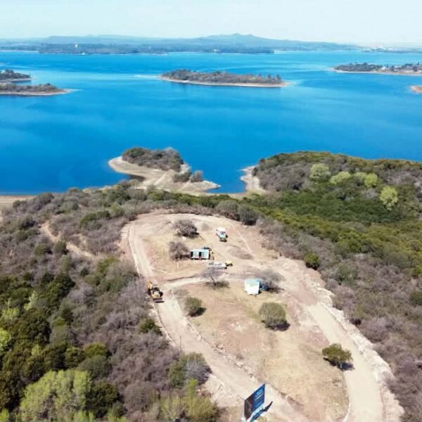 Villa del Dique avanza con obras estratégicas para mejorar sus accesos y espacios turísticos