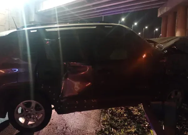 Cayó con su Jeep desde un puente de Circunvalación y terminó incrustada en el guardarraíl