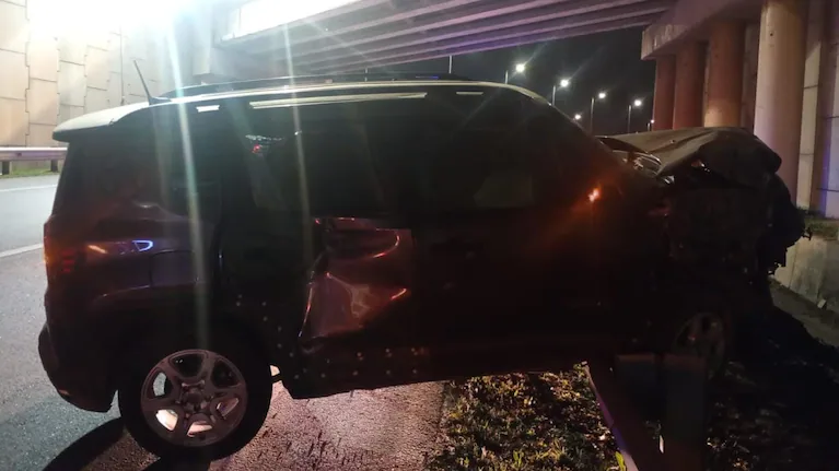 Cayó con su Jeep desde un puente de Circunvalación y terminó incrustada en el guardarraíl