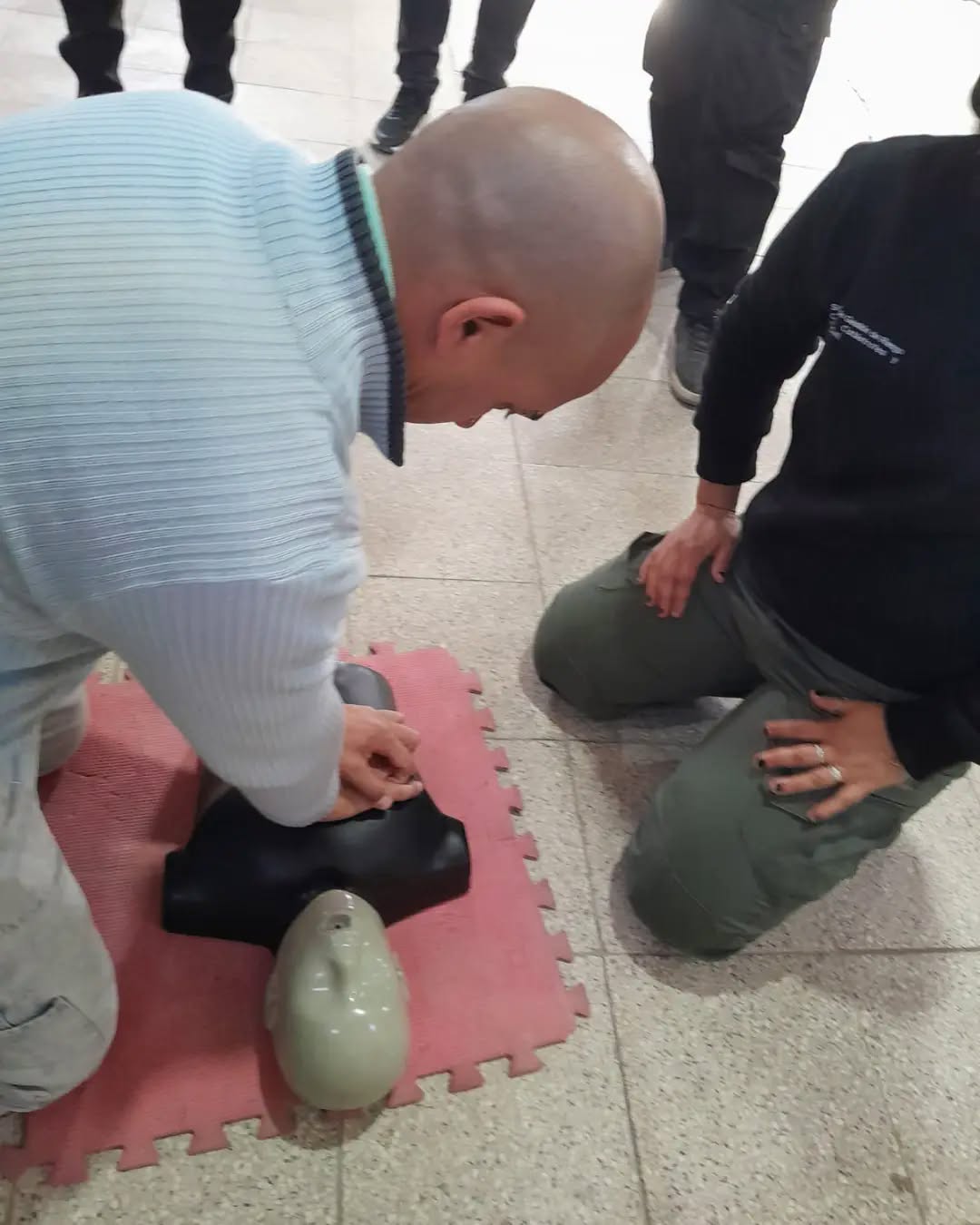 Capacitación gratuita en RCP y primeros auxilios reunió a vecinos de Villa Amancay y Amboy-La Ola Digital