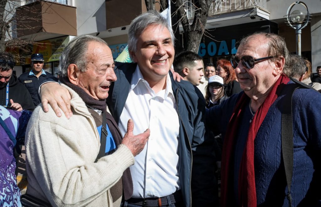 Llaryora recorre Tercero Arriba con una agenda centrada en obras, vivienda y educación-La Ola Digital